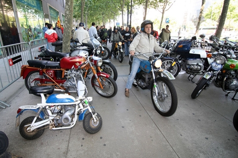 A la III edició de Motoclàssica Barcelona passejen, pels carrers de Barcelona, més de 150 motos anteriors a 1986  