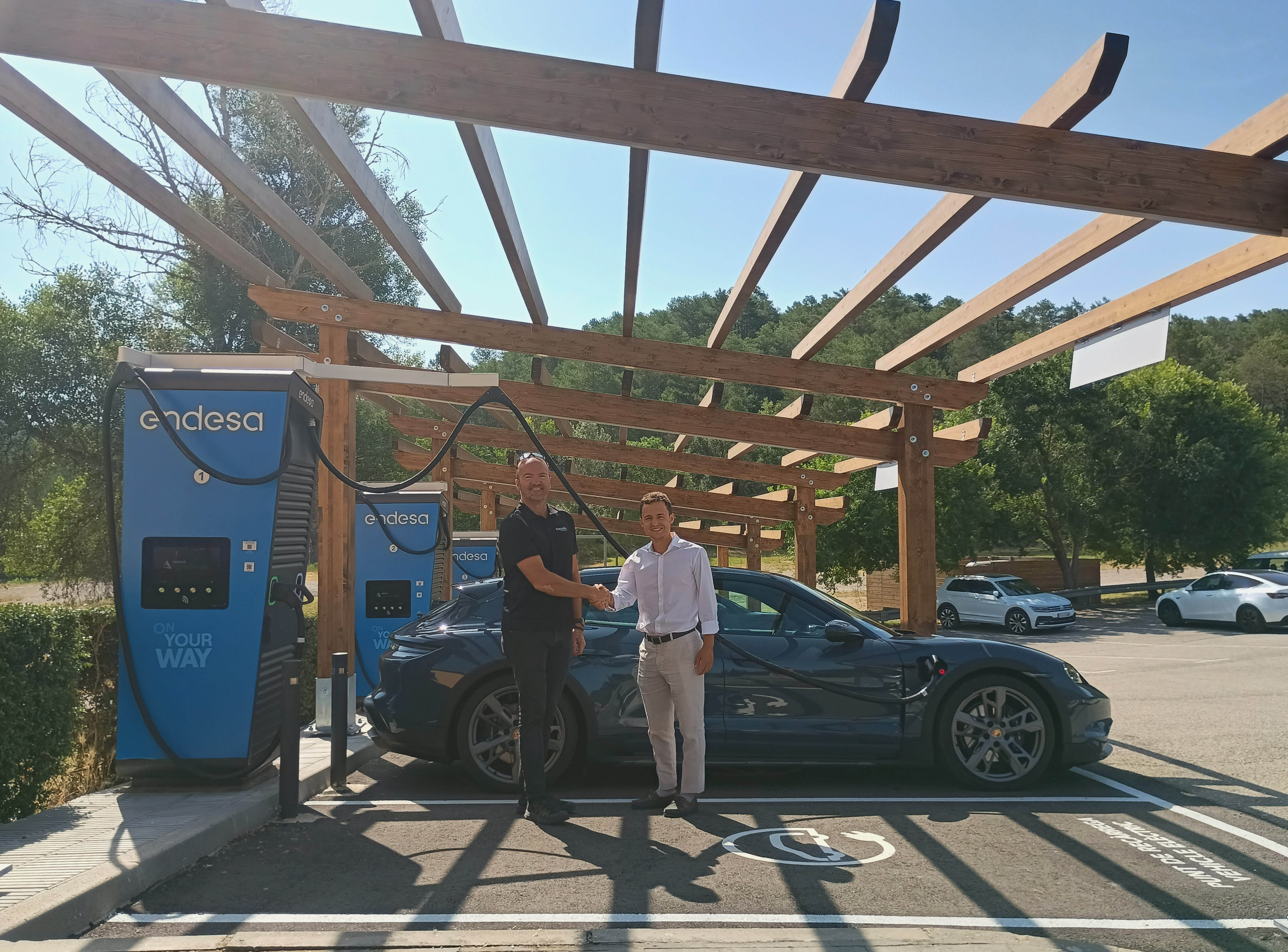 Endesa inaugura amb Bassella Experiences el seu primer hub de recàrrega ultraràpida a la C-14 